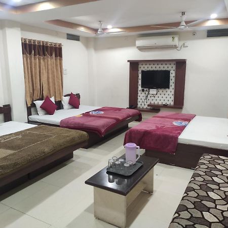 Hotel Vrandavan Palace Near Mahakal Temple อุจเจน ภายนอก รูปภาพ