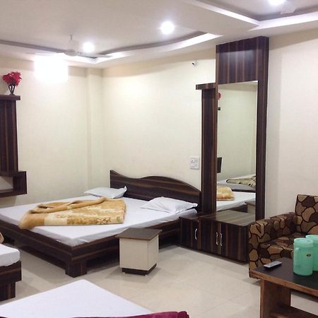 Hotel Vrandavan Palace Near Mahakal Temple อุจเจน ภายนอก รูปภาพ