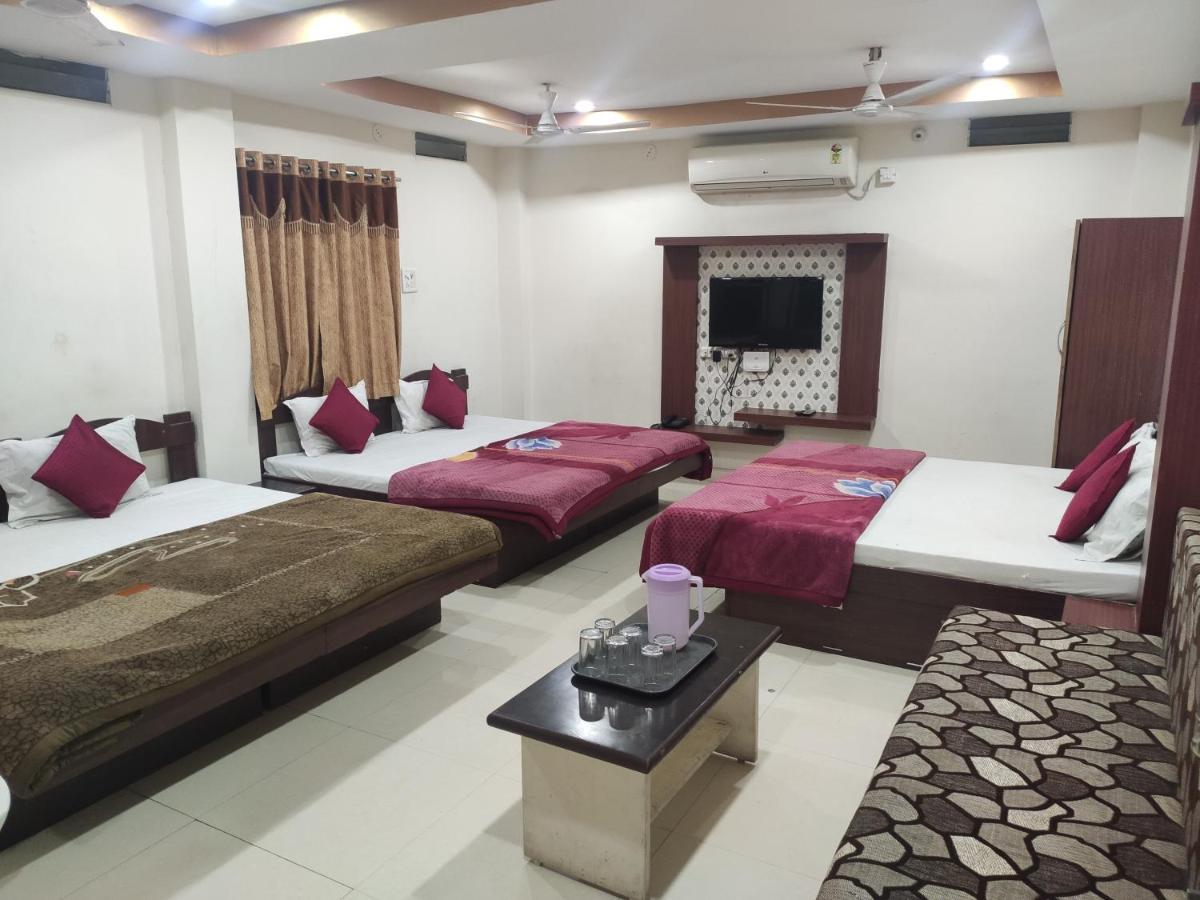 Hotel Vrandavan Palace Near Mahakal Temple อุจเจน ภายนอก รูปภาพ