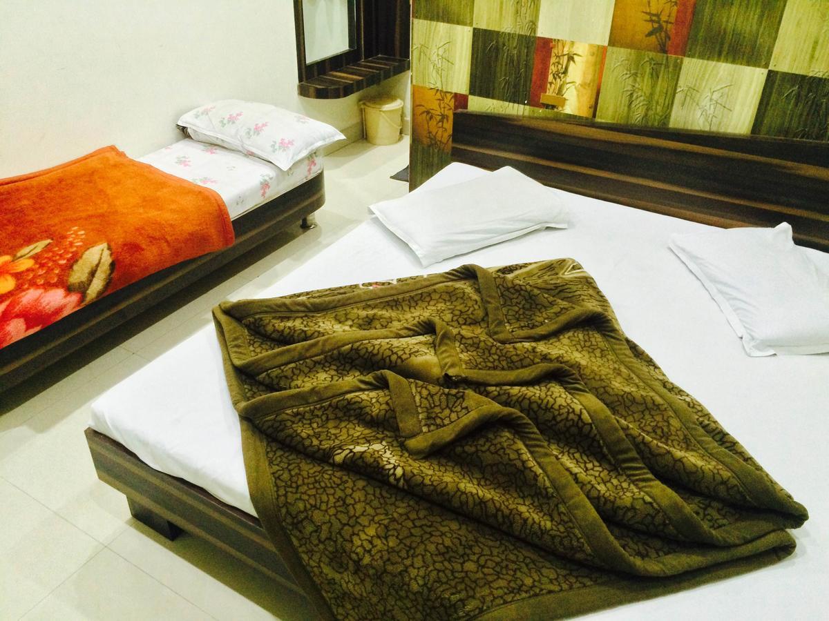 Hotel Vrandavan Palace Near Mahakal Temple อุจเจน ภายนอก รูปภาพ