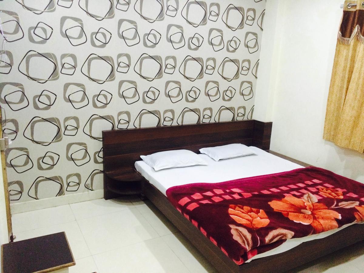 Hotel Vrandavan Palace Near Mahakal Temple อุจเจน ภายนอก รูปภาพ