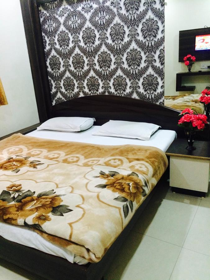 Hotel Vrandavan Palace Near Mahakal Temple อุจเจน ภายนอก รูปภาพ