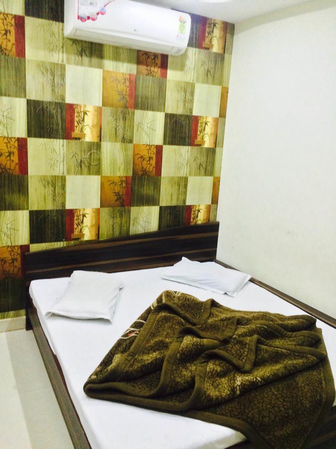 Hotel Vrandavan Palace Near Mahakal Temple อุจเจน ภายนอก รูปภาพ