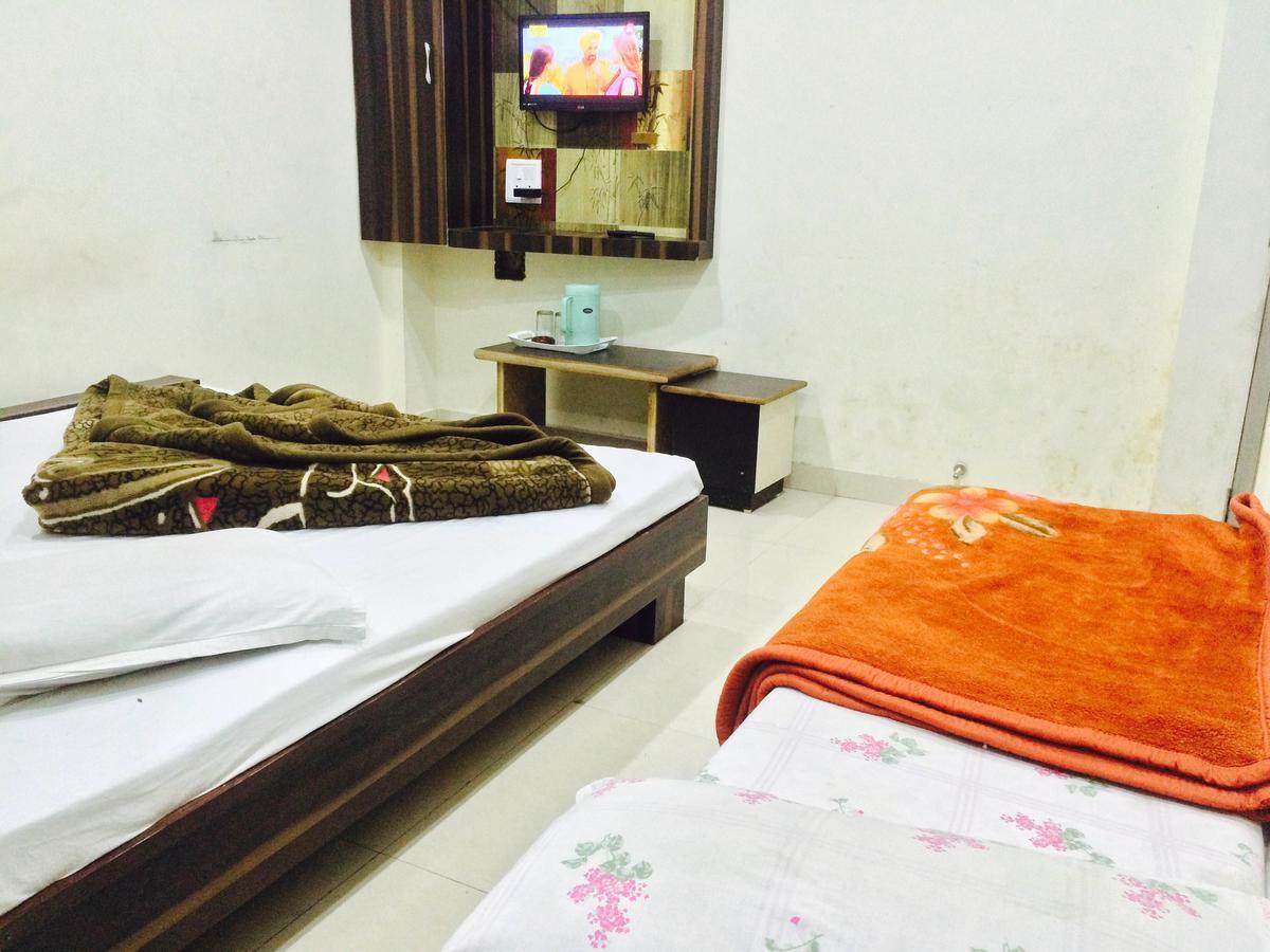 Hotel Vrandavan Palace Near Mahakal Temple อุจเจน ภายนอก รูปภาพ