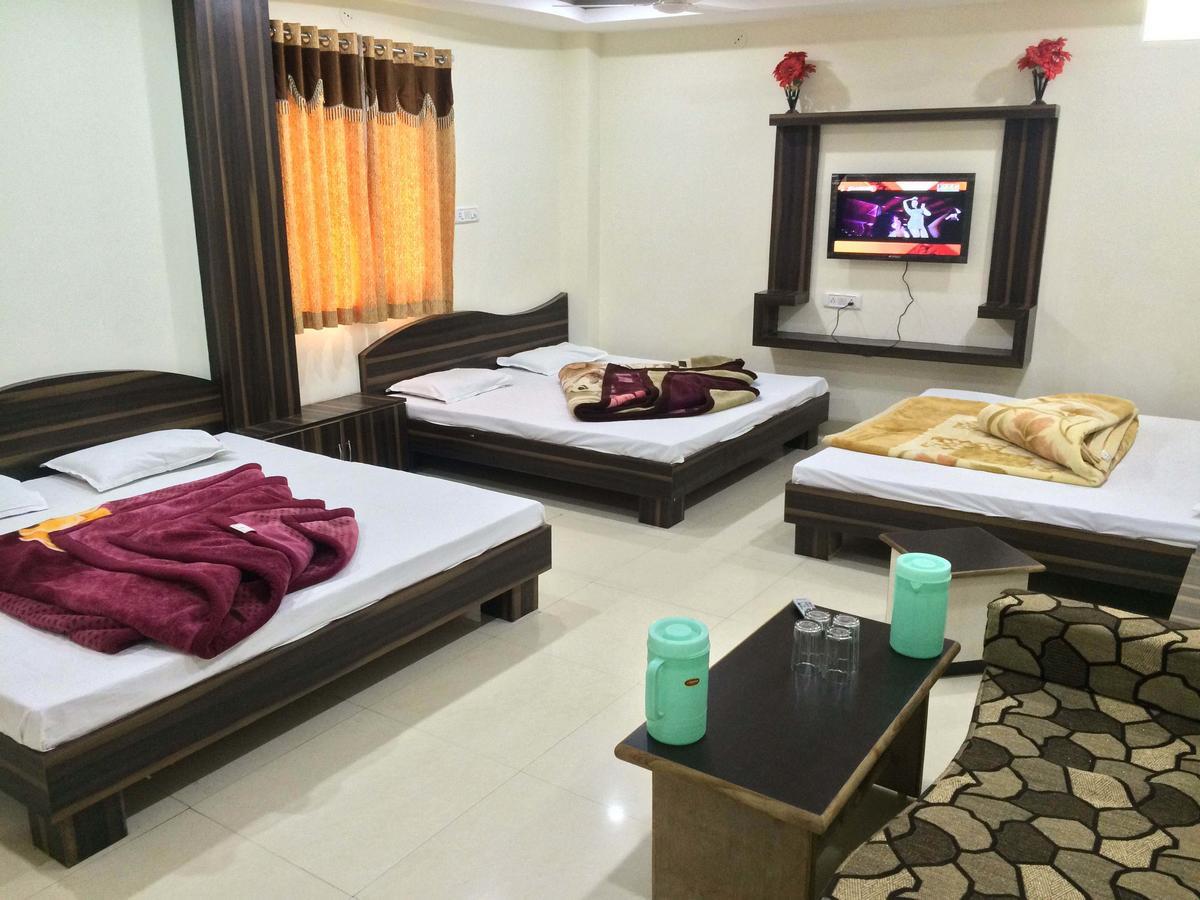 Hotel Vrandavan Palace Near Mahakal Temple อุจเจน ภายนอก รูปภาพ