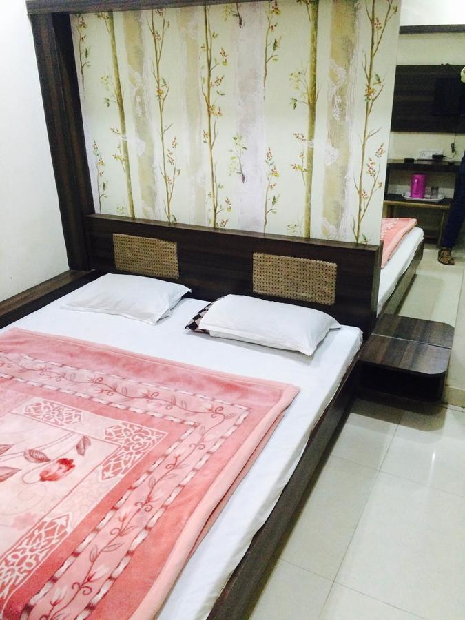 Hotel Vrandavan Palace Near Mahakal Temple อุจเจน ภายนอก รูปภาพ