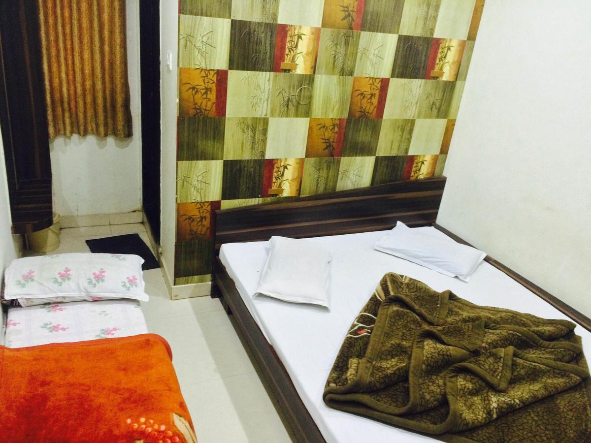 Hotel Vrandavan Palace Near Mahakal Temple อุจเจน ภายนอก รูปภาพ
