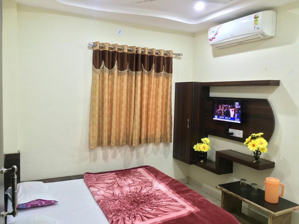 Hotel Vrandavan Palace Near Mahakal Temple อุจเจน ภายนอก รูปภาพ