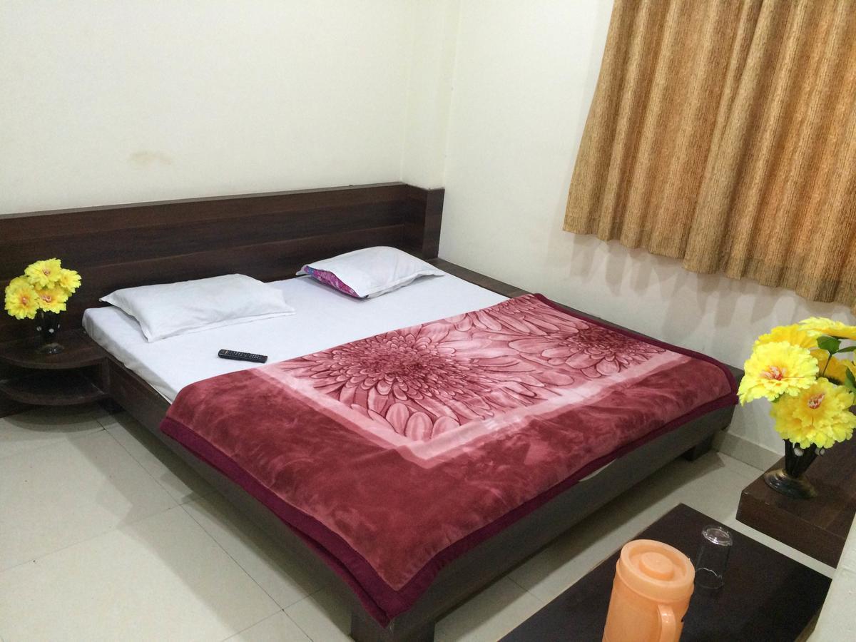Hotel Vrandavan Palace Near Mahakal Temple อุจเจน ภายนอก รูปภาพ