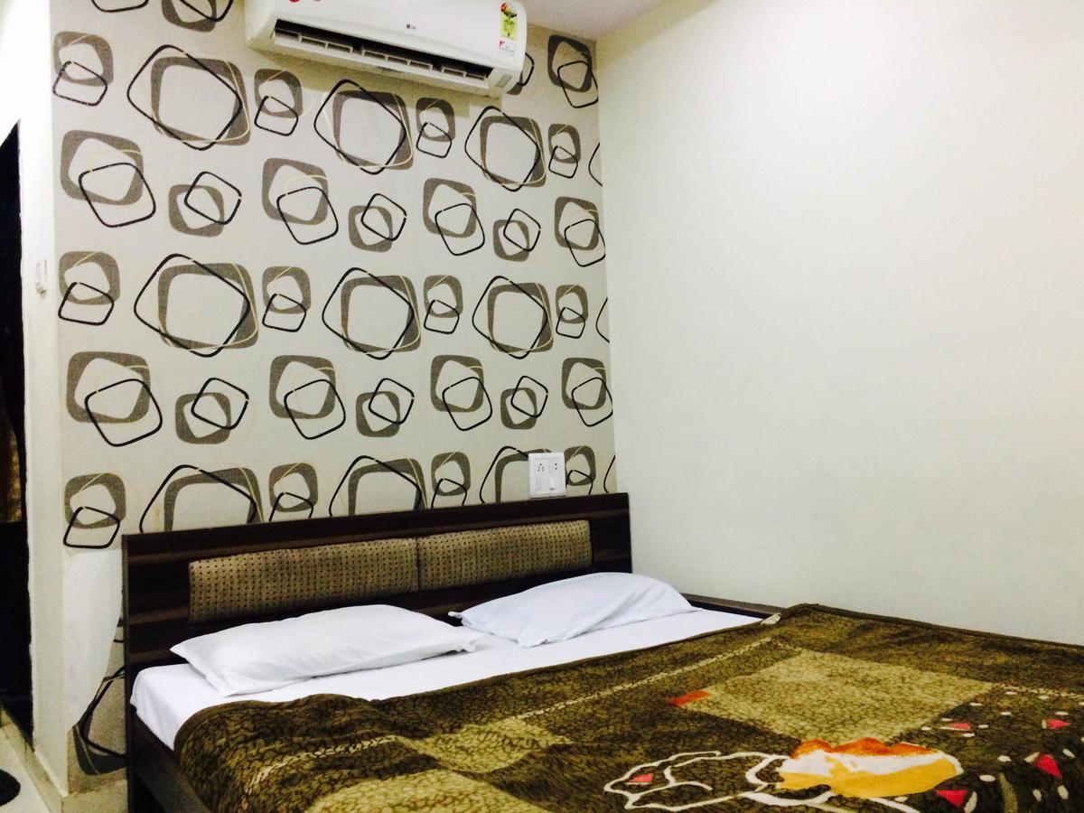 Hotel Vrandavan Palace Near Mahakal Temple อุจเจน ภายนอก รูปภาพ