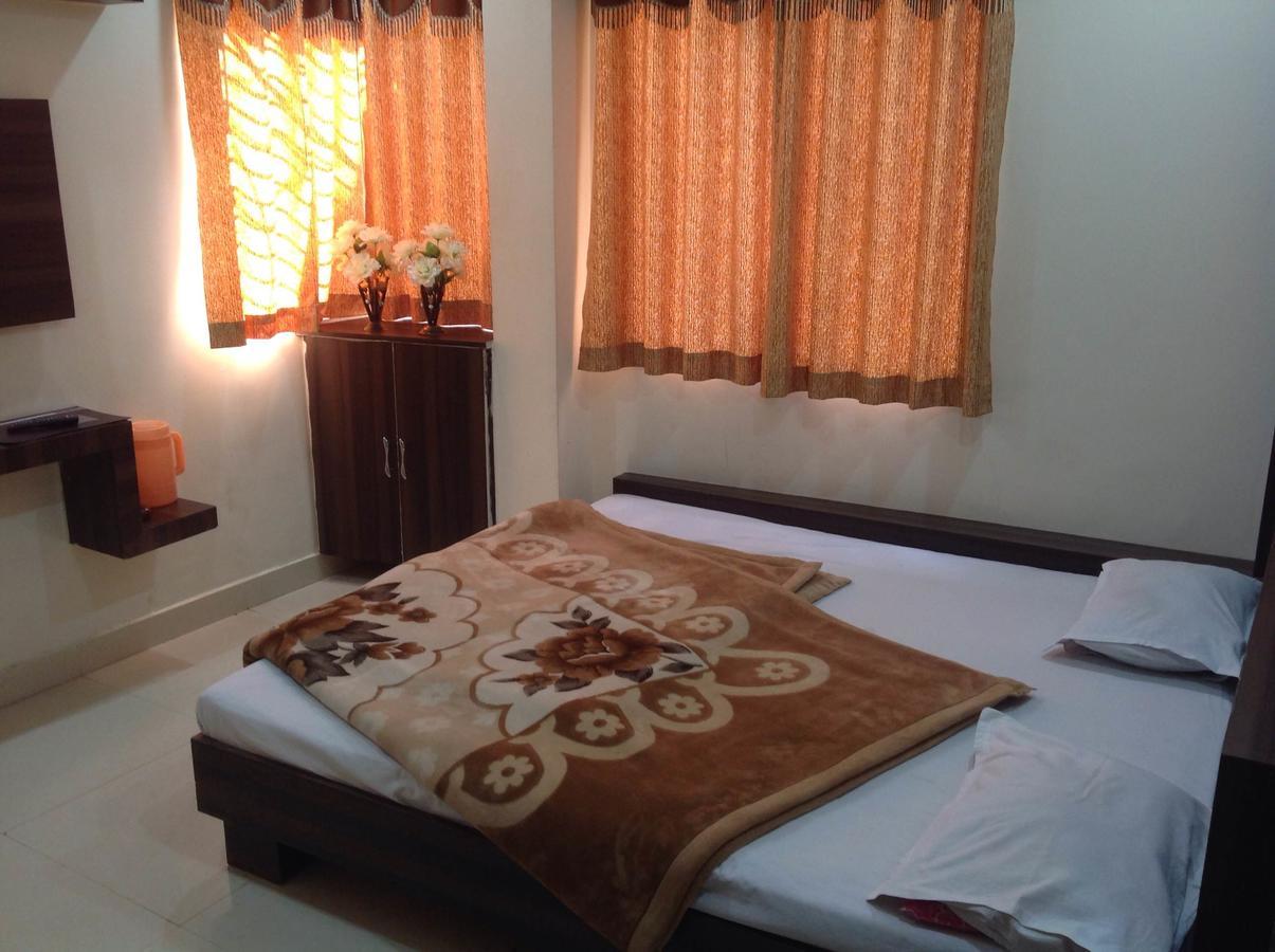 Hotel Vrandavan Palace Near Mahakal Temple อุจเจน ภายนอก รูปภาพ