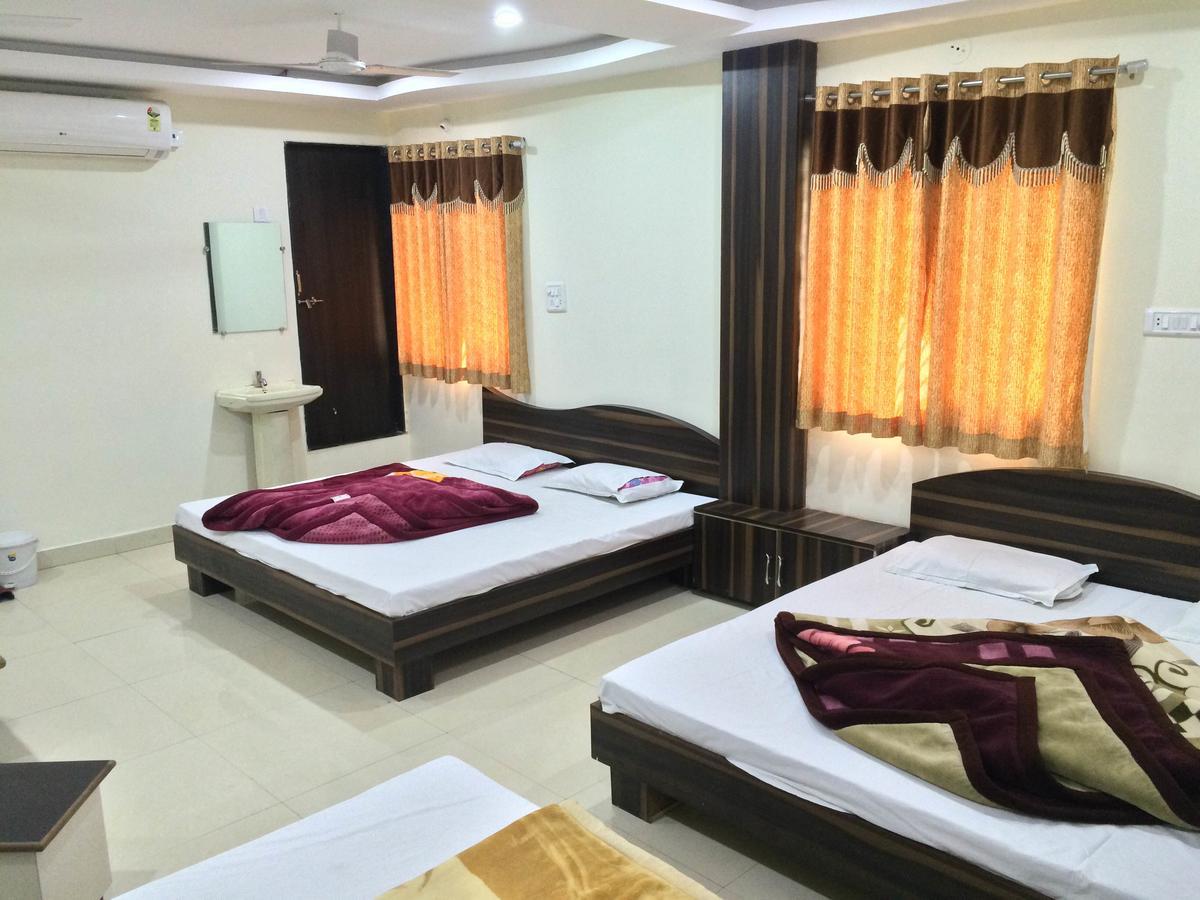 Hotel Vrandavan Palace Near Mahakal Temple อุจเจน ภายนอก รูปภาพ