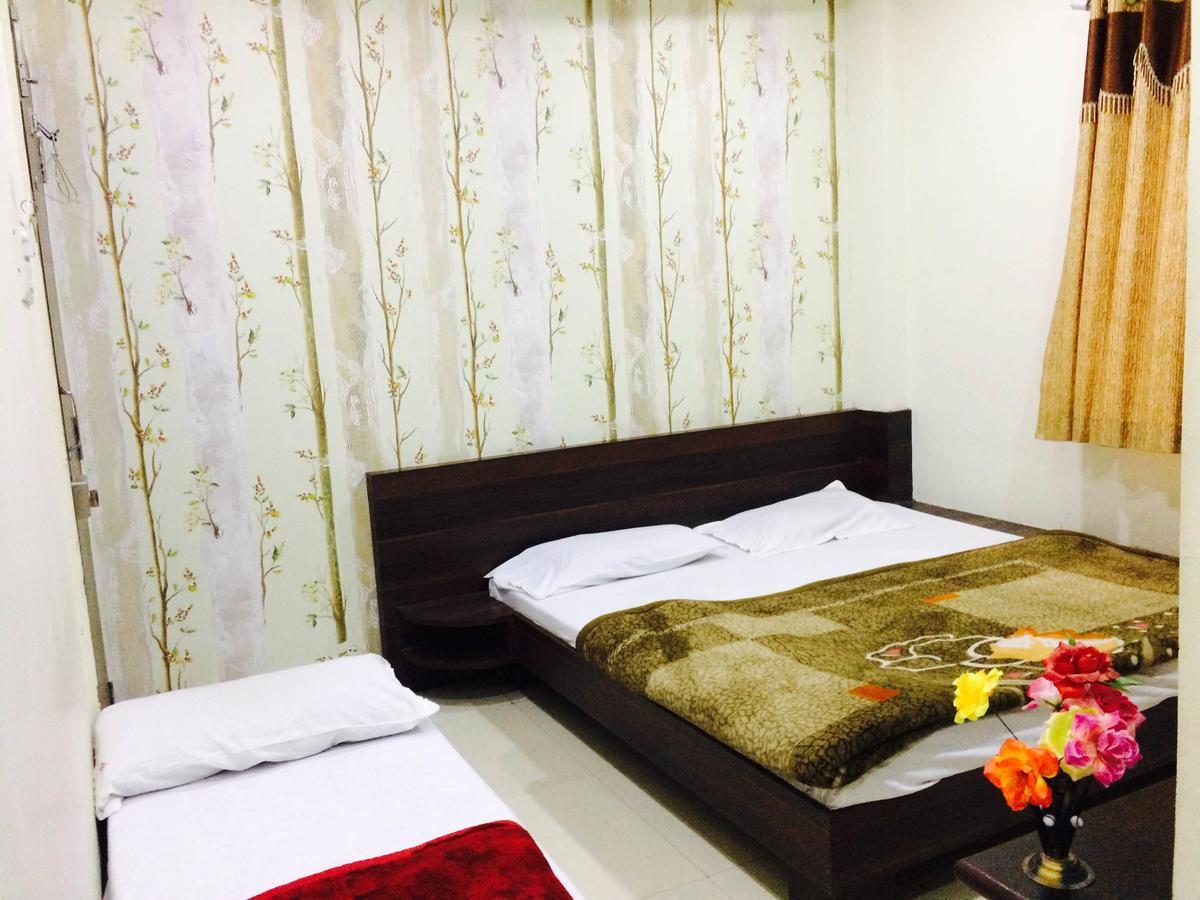 Hotel Vrandavan Palace Near Mahakal Temple อุจเจน ภายนอก รูปภาพ