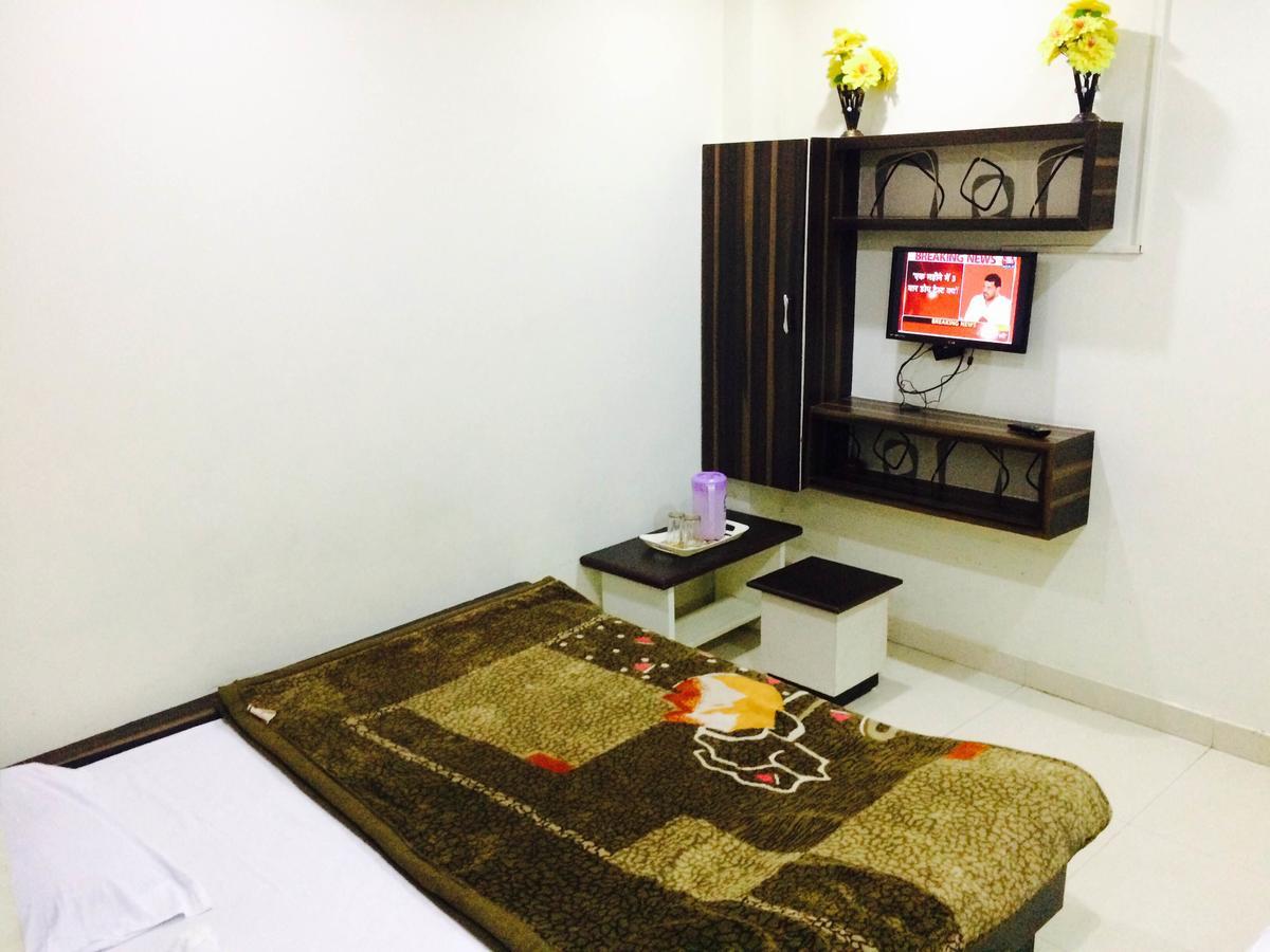 Hotel Vrandavan Palace Near Mahakal Temple อุจเจน ภายนอก รูปภาพ