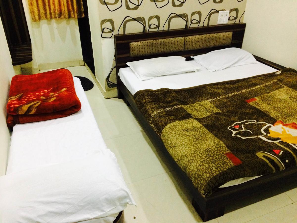 Hotel Vrandavan Palace Near Mahakal Temple อุจเจน ภายนอก รูปภาพ