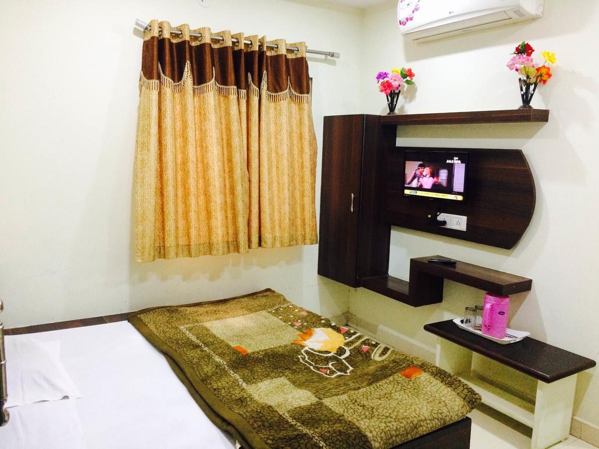 Hotel Vrandavan Palace Near Mahakal Temple อุจเจน ภายนอก รูปภาพ